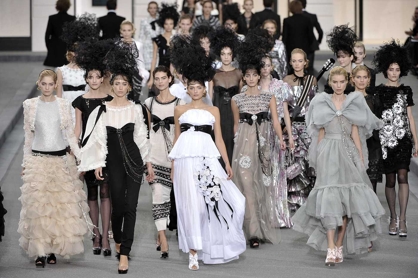Ассоциация моды фонтейна занимается организацией модного показа. Коко Шанель дом моды в Париже. Коллекция Коко Шанель 2023. Модный дом Коко Шанель. Шанель подиум 2022.