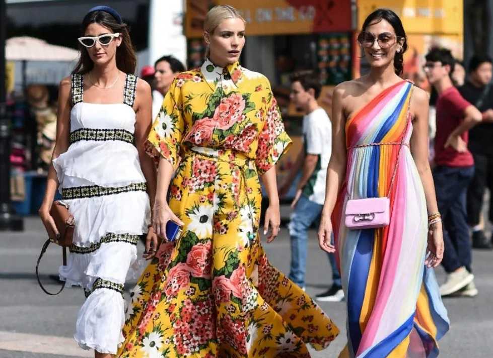 Женская коллекция Dolce & Gabbana на весну и лето 2020 отсылает нас к африканскому сафари, изобилие животных принтов, тропические платья, змеиная кожа на моделях, которые словно охотницы