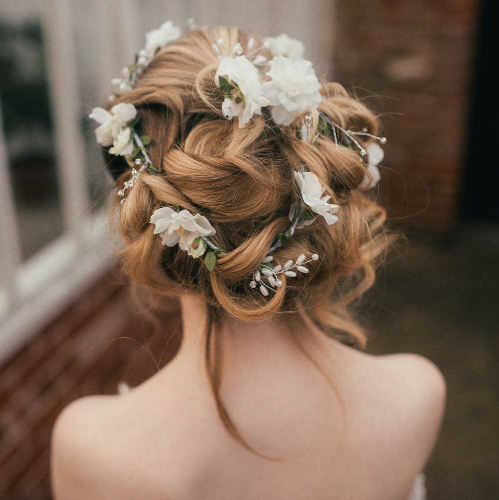 Прически на среднюю длину волос: греческие прически, красивые укладки на свадьбу и на торжественное мероприятие