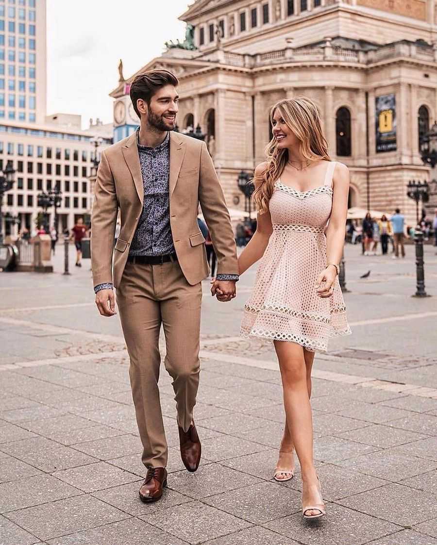 Мужчина и женщина красиво одетые