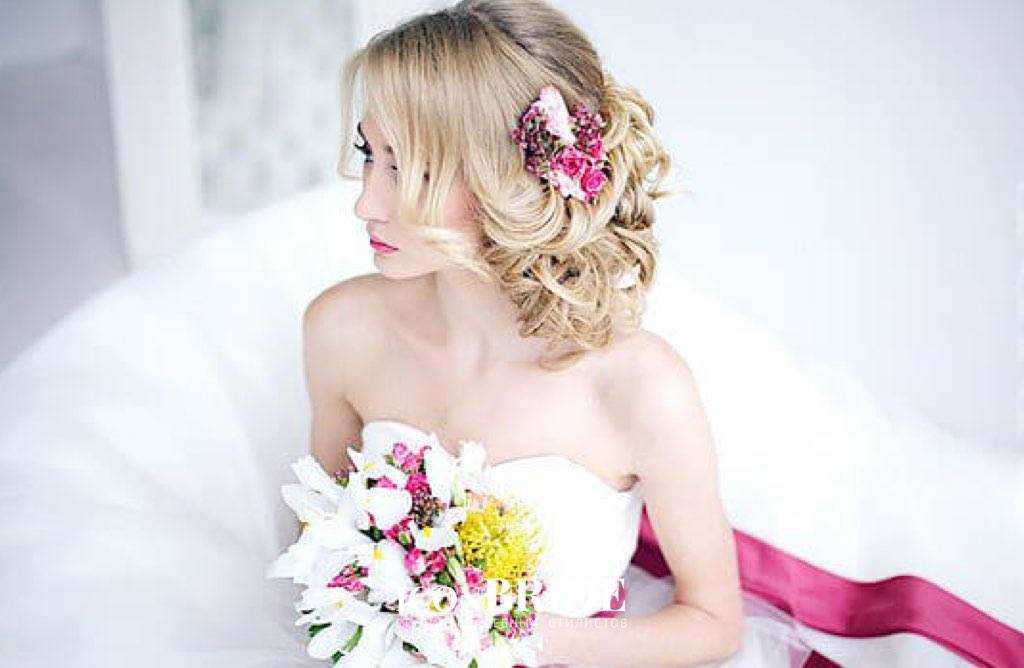 Красивые прически с цветами в волосах для длинных, средних и коротких волос на свадьбу и выпускной Живые цветы, из фоамирана, ободки и венки с цветами