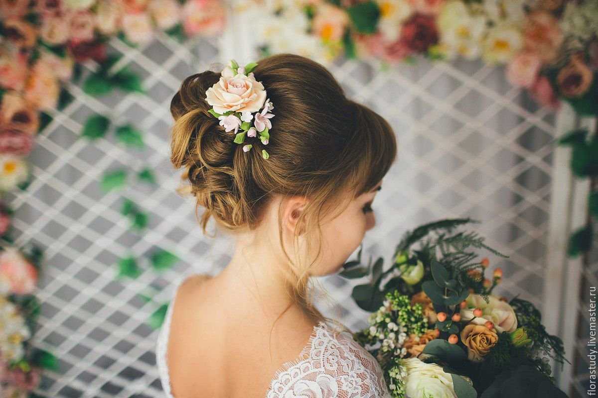 Прически с цветами в волосах на свадьбу [2022] – фото ? & видео-урок
